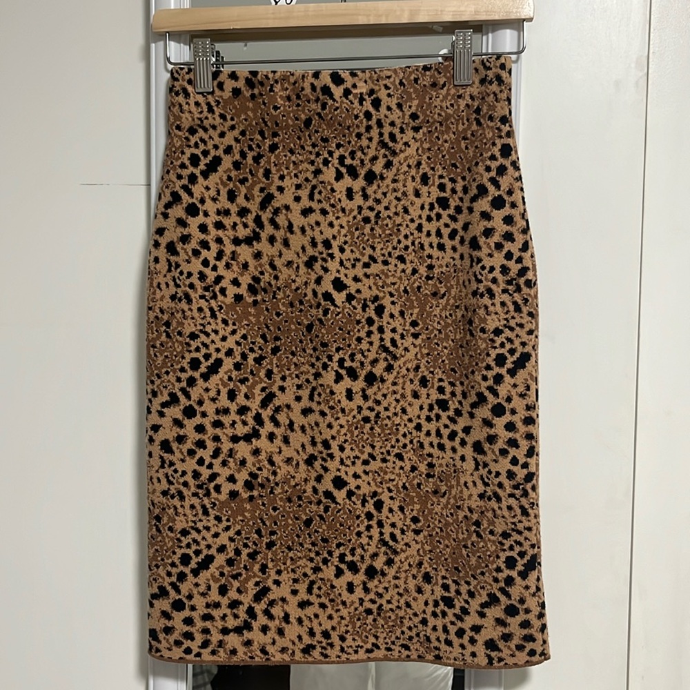Size petie XS .Im a small size but I wore it few times .Ann Taylor Brands